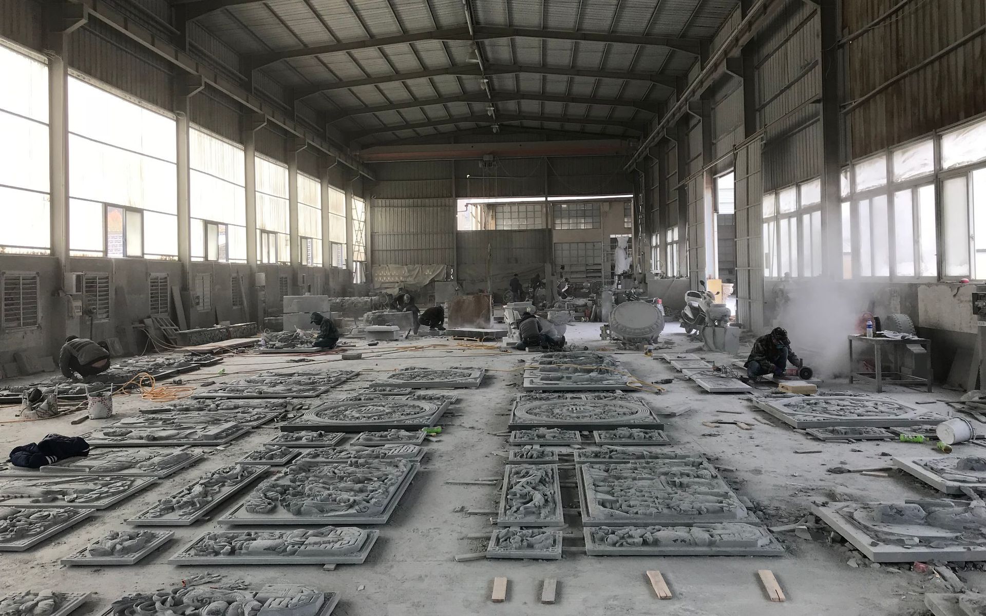 从选材到成品：红色石雕的制作流程（多图欣赏）(图1)